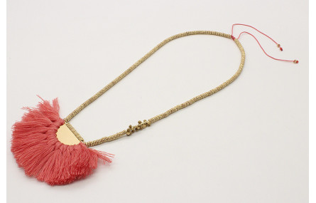 Collar macrame teja con semidisco de pompones cora