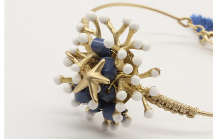 Pulsera rigida con macrame oro palido, coral esmal