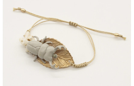 Pulsera hilo macrame oro palido con escarabajo gri