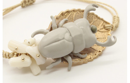 Pulsera hilo macrame oro palido con escarabajo gri