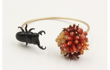 Pulsera rigida con escarabajo esmaltado negro y bu