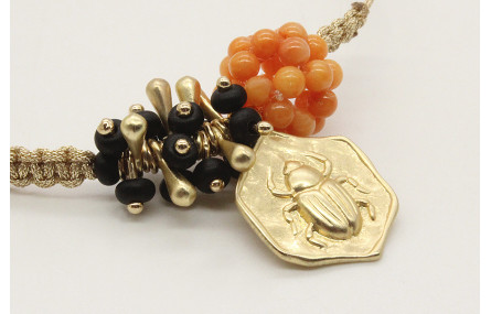 Pulsera macrame oro palido con bola corales, burru