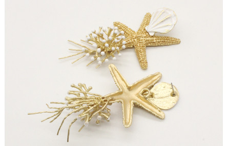 Pendientes perno caracola esmaltada blanca con est