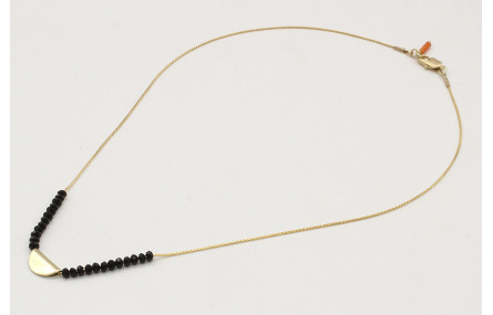 Collar cadena fina oro brillo con facetadas negras