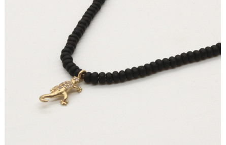 Collar cadena fina oro brillo con abalorio negro m