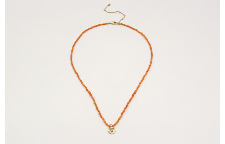 Collar con coralitos naranjas y colgante medialuna