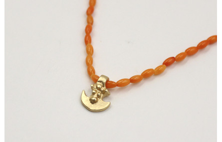 Collar con coralitos naranjas y colgante medialuna