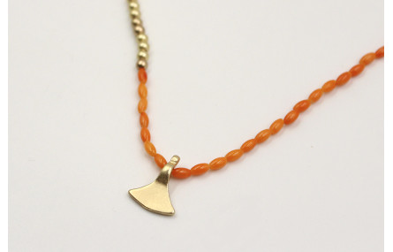 Collar coralitos naranjas, bolas oro mate y colgan