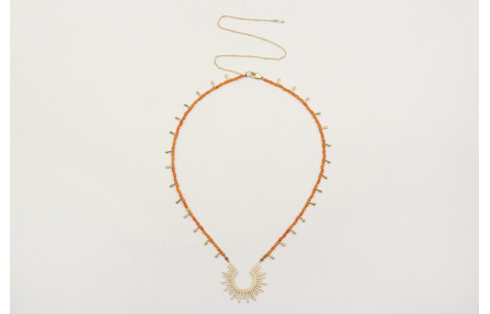 Collar con coralitos naranjas, gotitas oro mate y 