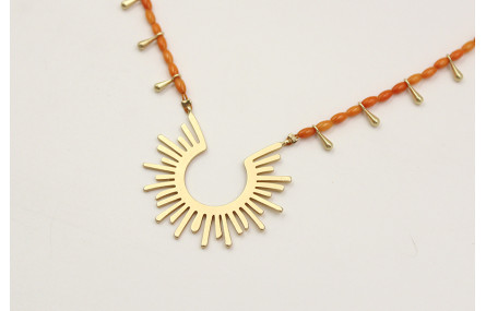 Collar con coralitos naranjas, gotitas oro mate y 