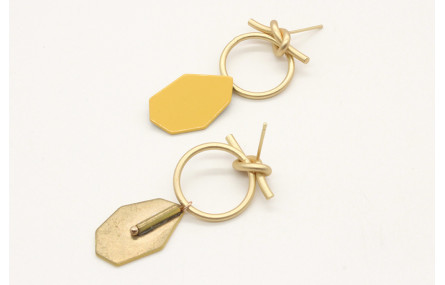 Pendientes perno aro nudo en oro mate con pieza mo