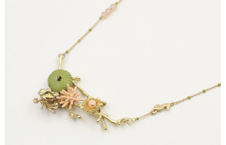 Collar cadena bola esmaltada verde con rama de cor