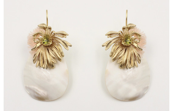 Pendientes con gots de nacar, nenufar en oro mate,