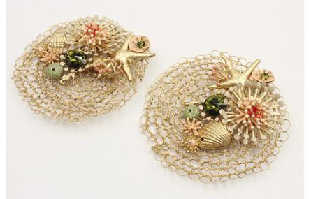 Pendientes de ganchillo con casquillas beige con p