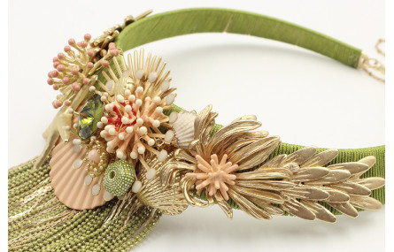 Collar rigido forrado hilo verde oliva con escamas