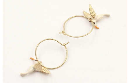 Pendientes aro oro mate colibri blanco. Largo 3cm.