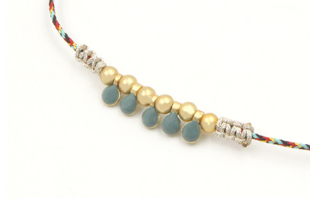 Pulsera hilo macrame azul,rojo y oro con nudo macr