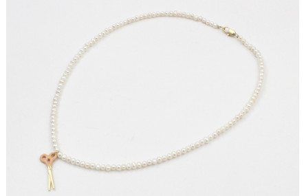 Collar con perlas y colgante tijera esmaltada rosa