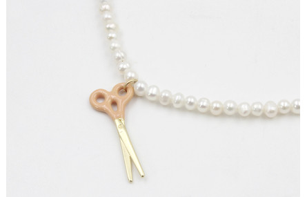 Collar con perlas y colgante tijera esmaltada rosa