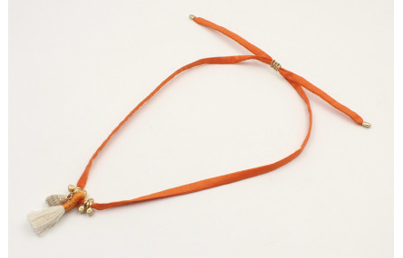 Collar seda color naranja con colgante caracola bo