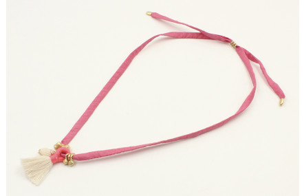 Collar seda color rosa fuerte con colgante caracol