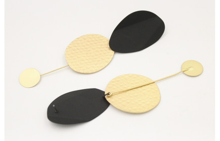 Pendientes perno ovalo doblado esmaltado negro con