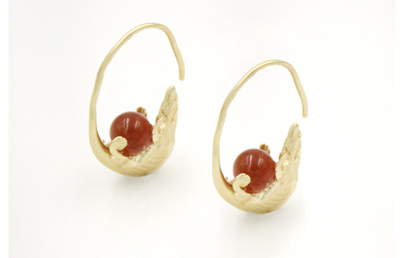 Pendientes gancho de lagarto oro mate con bola. La