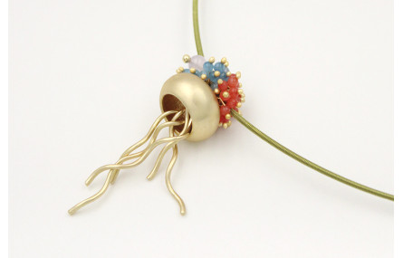 Collar espiral de acero en verde con colgante de m