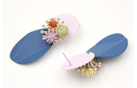 Pendientes perno ondulado lila con colgante azul y