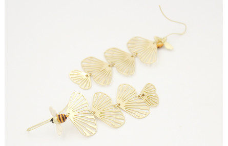 Pendientes perno de abeja pintada a mano con colga