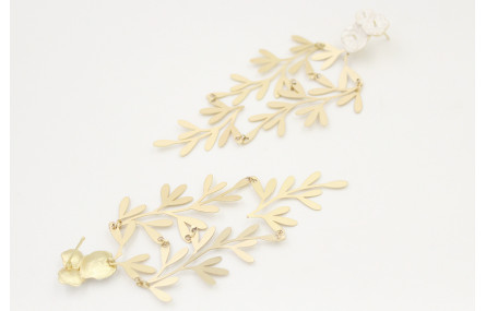 Pendientes perno trio de flores blanco con ramas o