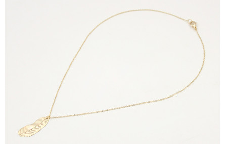 Solitario de cadena de acero inoxidable dorada con