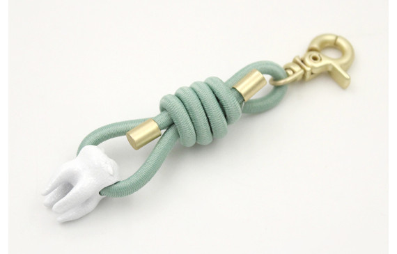 Llavero cordón goma verde menta con muela blanca y