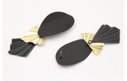 Pendientes ovalo doblado esmalte negro con triángu