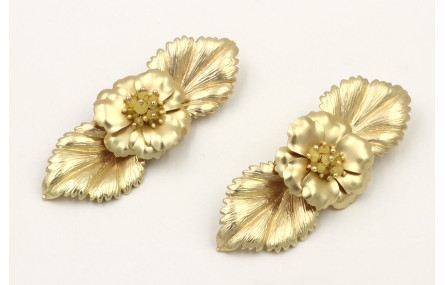 Pendientes hojas dorado mate con flor sobrepuestas