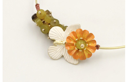 Pulsera rigida con mariposa crema, flor esmalte ma