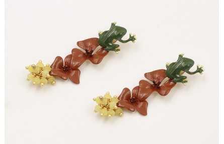 Pendientes perno rana esmaltada verde con colgante