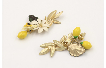 Pendientes perno conjunto hojas dorado mate colgan