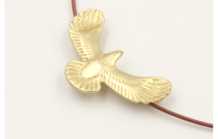 Collar acero espiral granate colgante aguila dorad