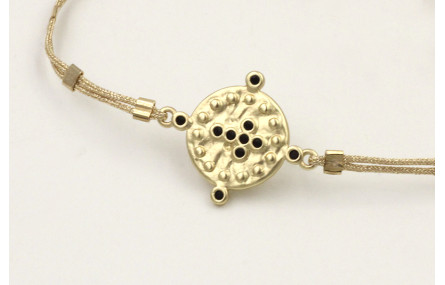 Pulsera hilo rosita con tubitos aplastados y entre