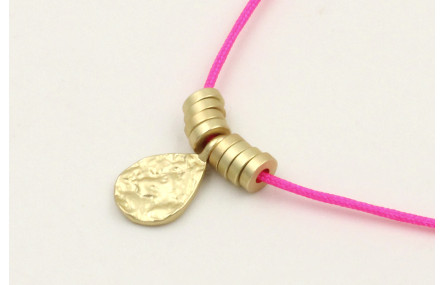 Collar hilo fucsia con colgante lamina labrada y r