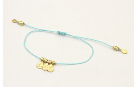 Pulsera hilo azul con colgantes laminas labradas y