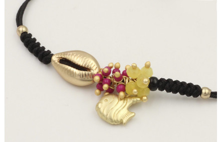 Pulsera hilo negro nudo serpiente con concha y col