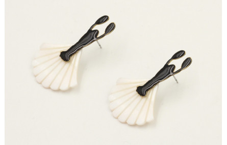 Pendientes perno langosta esmaltada negra colgante