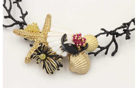 Collar ramas de coral esmaltadas negras con estrel