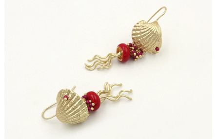 Pendiente perno concha dorado mate con colgante me