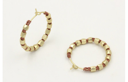 Pendientes aro con facetadas doradas mates cosido 