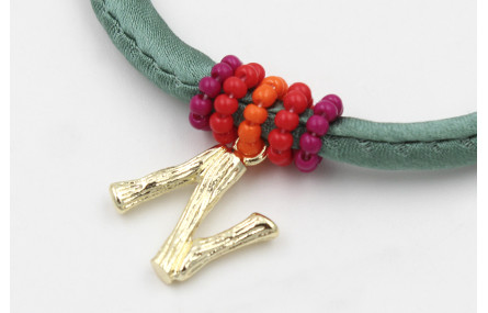 Pulsera seda verde con aritos de abalorio morado,n