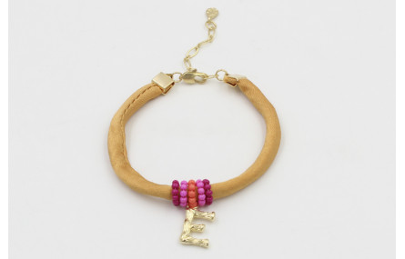Pulsera seda mostaza con aritos de abalorio rosa,n