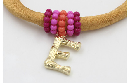 Pulsera seda mostaza con aritos de abalorio rosa,n